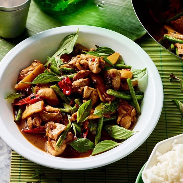 Stir-fried chicken with chillies & basil